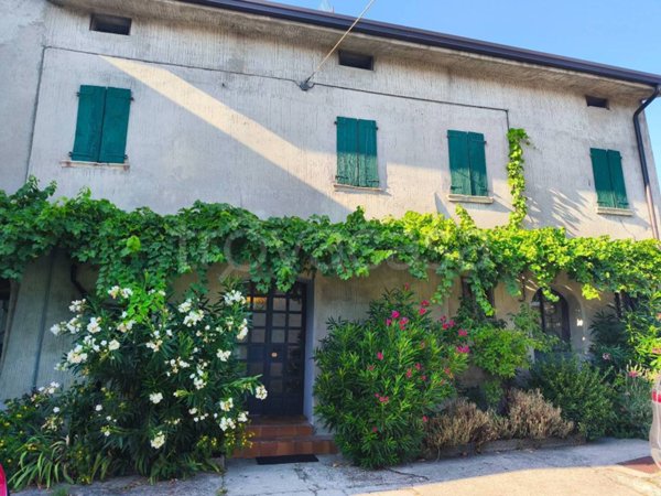 casa indipendente in vendita a Castelnuovo del Garda