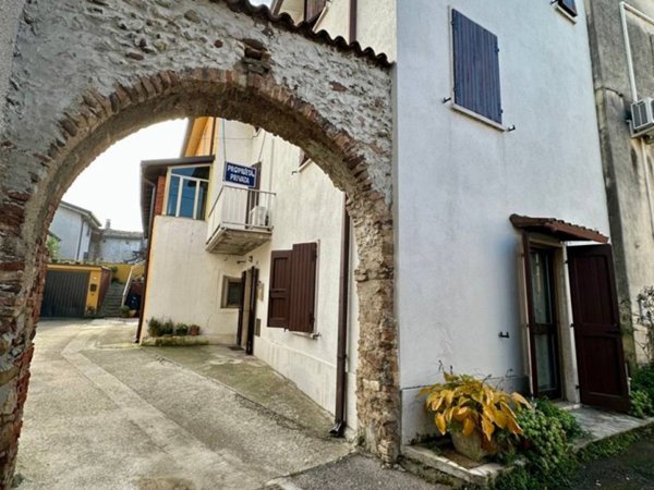 casa indipendente in vendita a Castelnuovo del Garda in zona Camalavicina