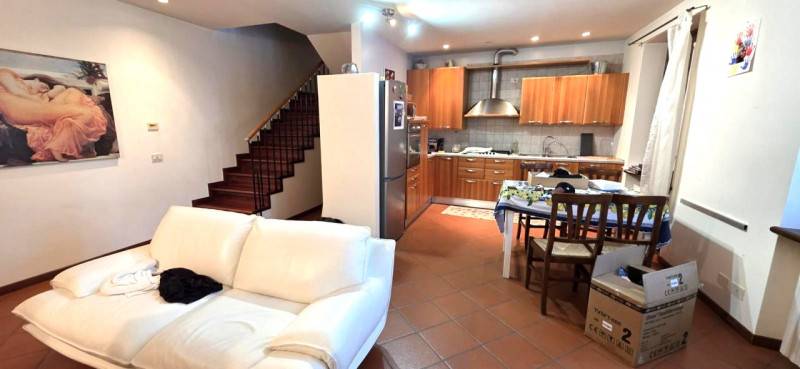 casa indipendente in vendita a Castelnuovo del Garda in zona Sandrà