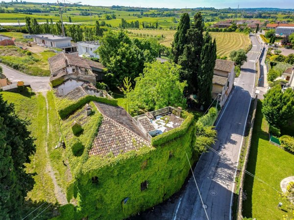 casale in vendita a Castelnuovo del Garda in zona Sandrà