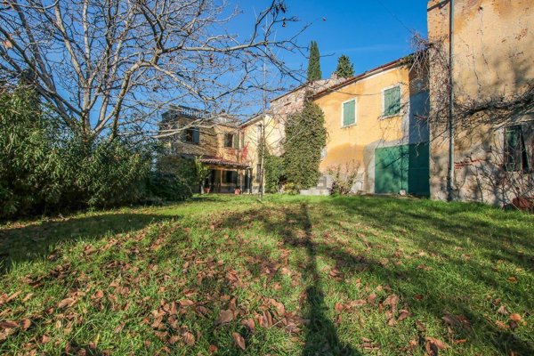 casale in vendita a Castelnuovo del Garda in zona Sandrà