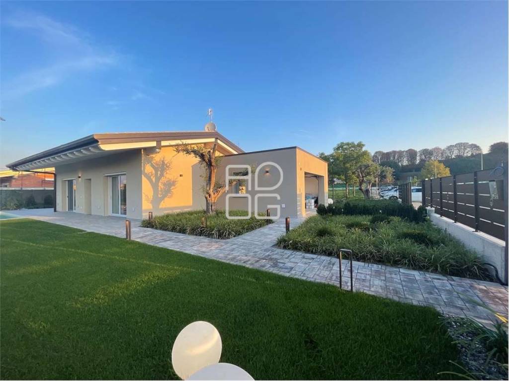 casa indipendente in vendita a Castelnuovo del Garda in zona Cavalcaselle
