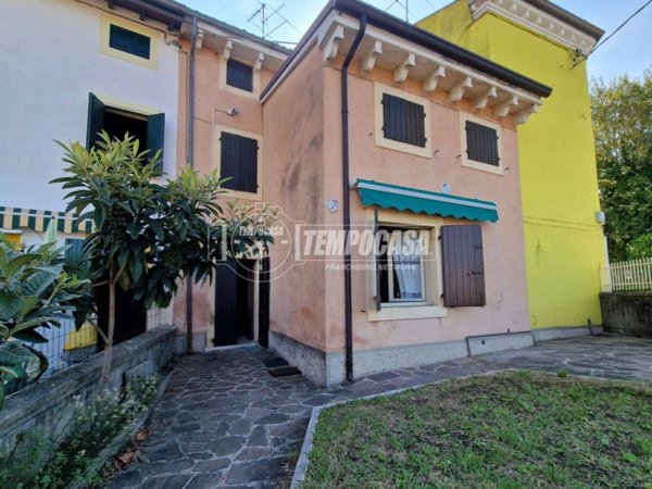 casa indipendente in vendita a Castelnuovo del Garda in zona Sandrà
