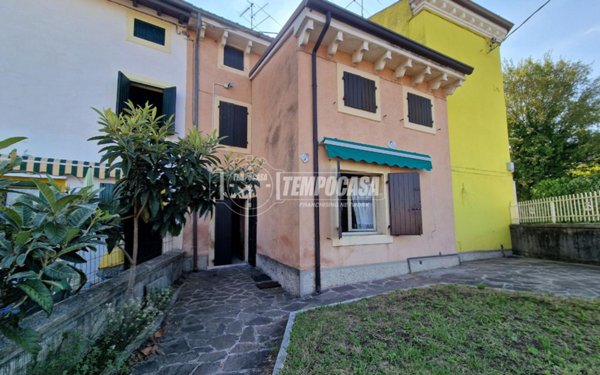 casa indipendente in vendita a Castelnuovo del Garda in zona Sandrà
