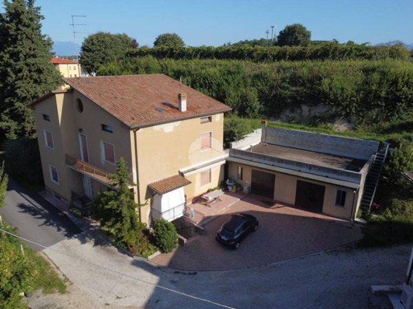 casa indipendente in vendita a Castelnuovo del Garda