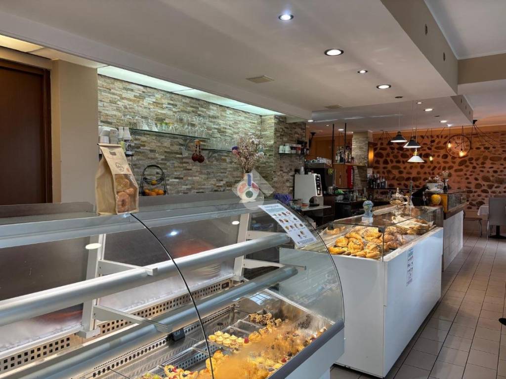 negozio in vendita a Castelnuovo del Garda in zona Cavalcaselle