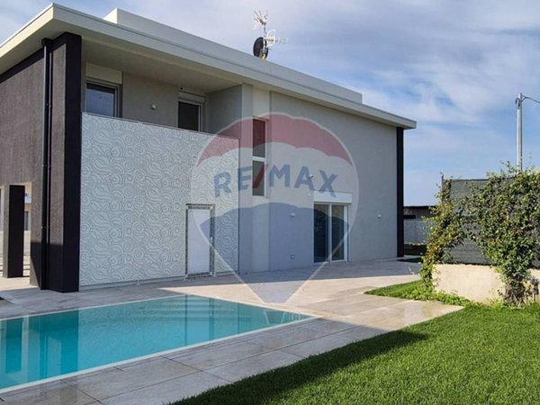 casa indipendente in vendita a Castelnuovo del Garda