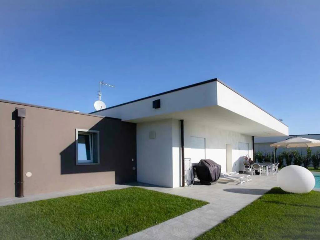 casa indipendente in vendita a Castelnuovo del Garda