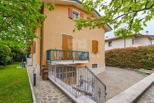 casa indipendente in vendita a Castelnuovo del Garda