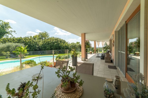 casa indipendente in vendita a Castelnuovo del Garda in zona Sandrà