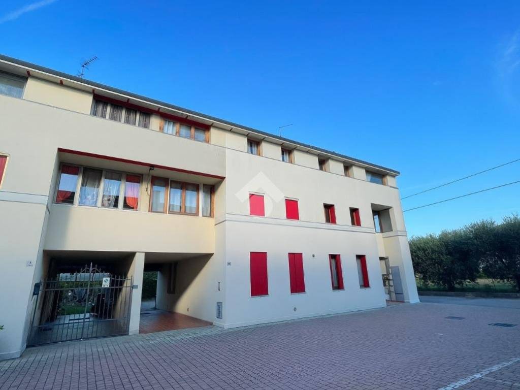 appartamento in vendita a Castelnuovo del Garda in zona Sandrà