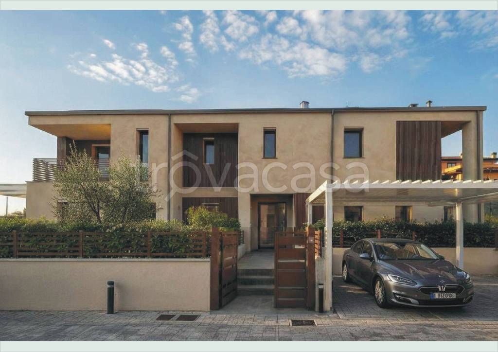 casa indipendente in vendita a Castelnuovo del Garda in zona Cavalcaselle