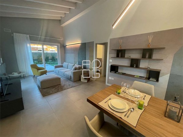 casa indipendente in vendita a Castelnuovo del Garda in zona Cavalcaselle
