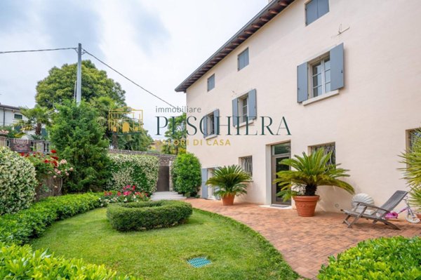 casa indipendente in vendita a Castelnuovo del Garda in zona Sandrà