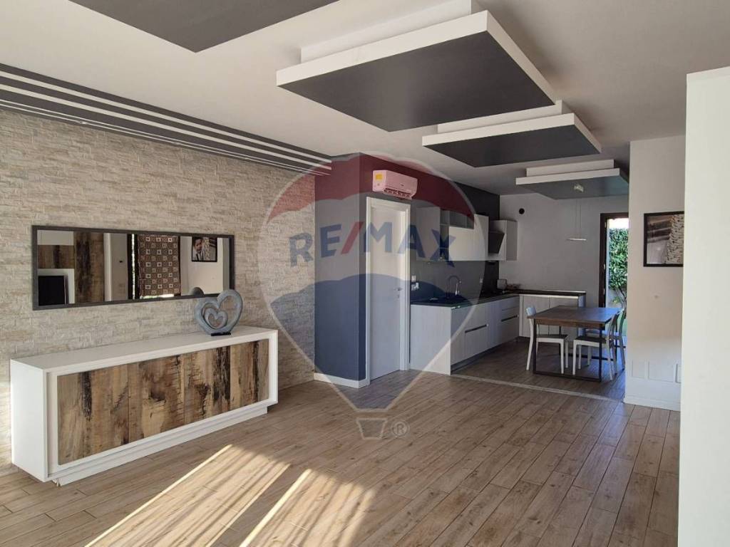 casa indipendente in vendita a Castelnuovo del Garda in zona Sandrà