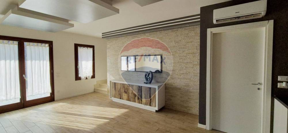 casa indipendente in vendita a Castelnuovo del Garda in zona Sandrà