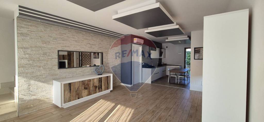 casa indipendente in vendita a Castelnuovo del Garda in zona Sandrà