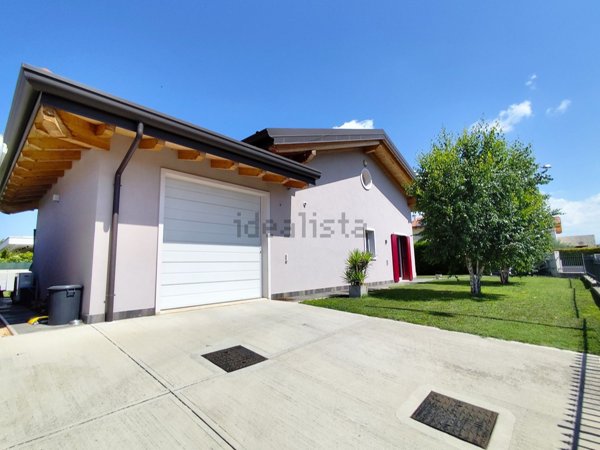 casa indipendente in vendita a Castelnuovo del Garda in zona Sandrà