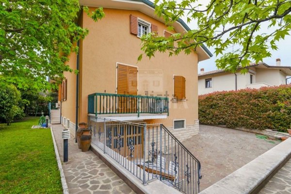 casa indipendente in vendita a Castelnuovo del Garda