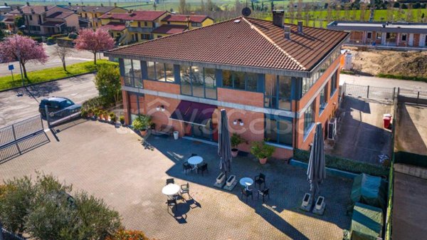 negozio in vendita a Castelnuovo del Garda in zona Sandrà