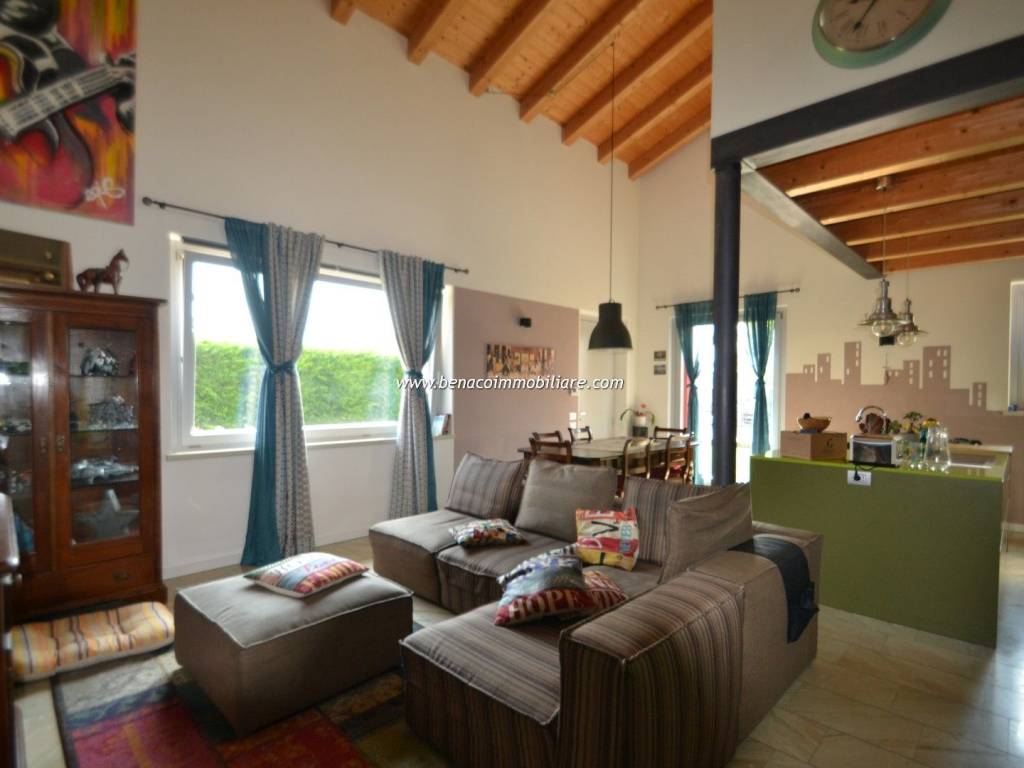 casa indipendente in vendita a Castelnuovo del Garda in zona Sandrà
