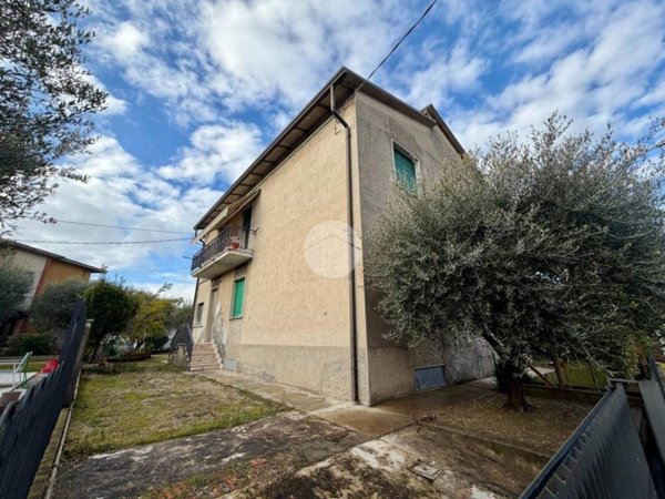 casa indipendente in vendita a Castelnuovo del Garda in zona Sandrà