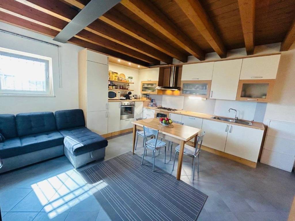 appartamento in vendita a Castelnuovo del Garda in zona Sandrà