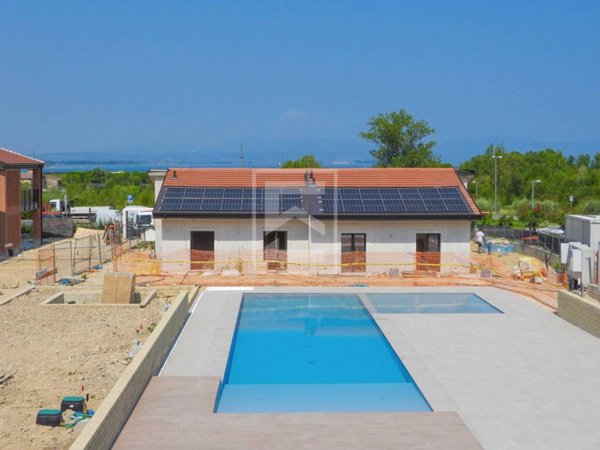 casa indipendente in vendita a Castelnuovo del Garda in zona Cavalcaselle