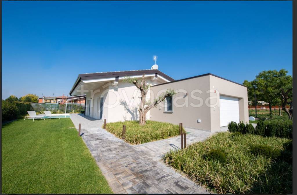 casa indipendente in vendita a Castelnuovo del Garda