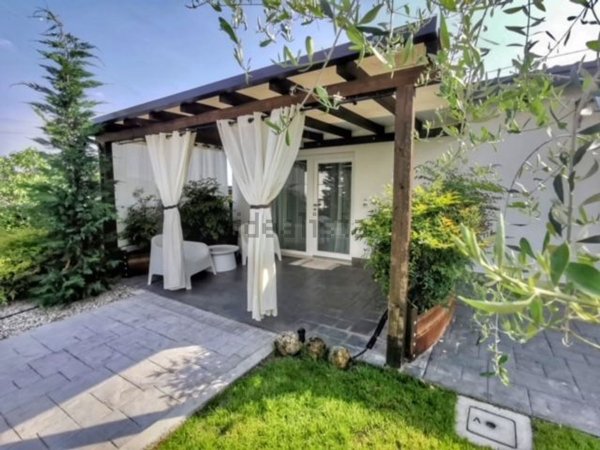 casa indipendente in vendita a Castelnuovo del Garda in zona Camalavicina