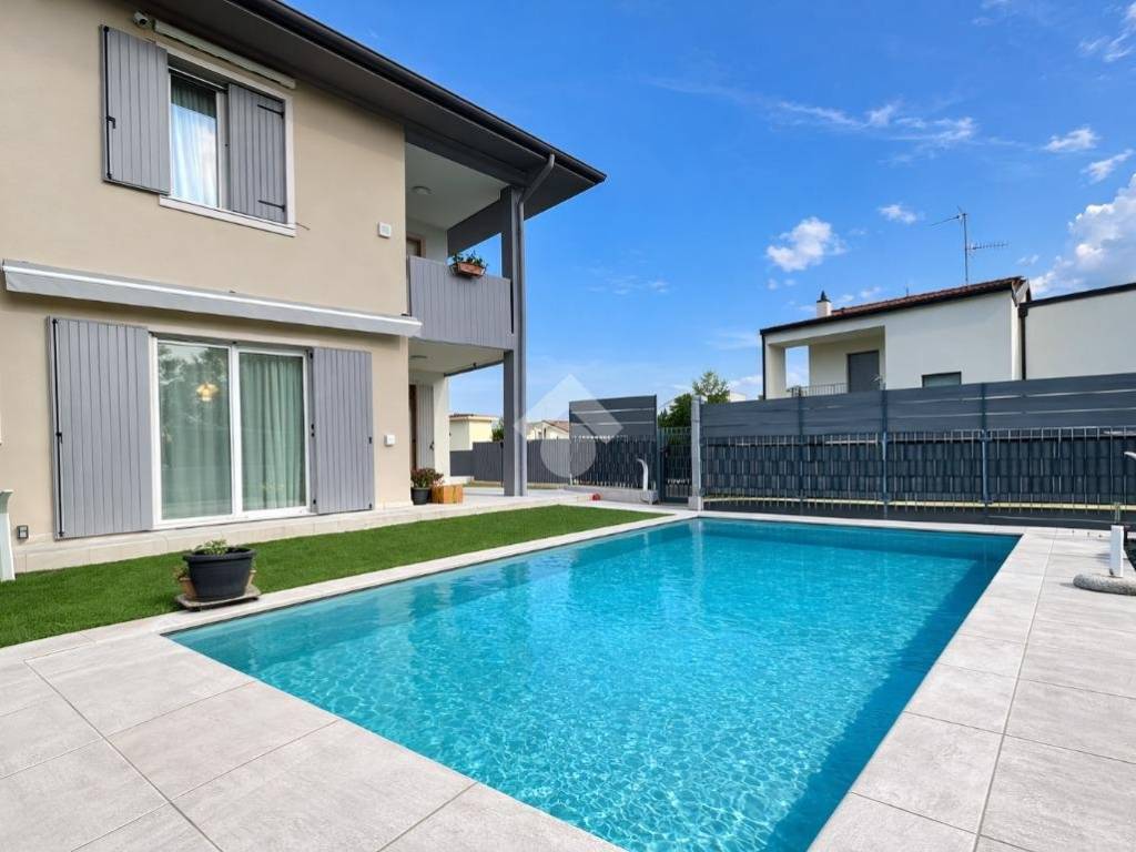 casa indipendente in vendita a Castelnuovo del Garda in zona Sandrà