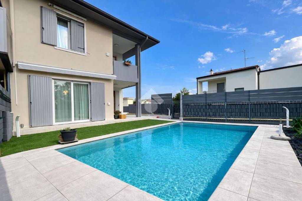 casa indipendente in vendita a Castelnuovo del Garda in zona Sandrà