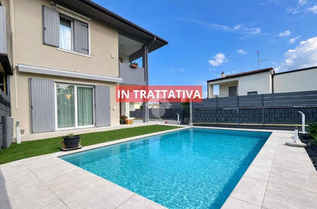 casa indipendente in vendita a Castelnuovo del Garda in zona Sandrà