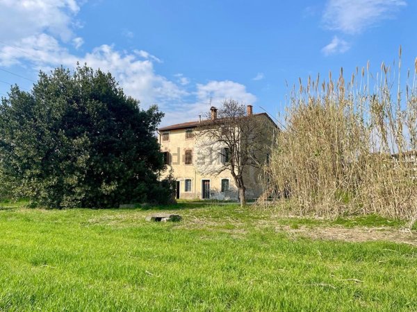 casale in vendita a Castelnuovo del Garda in zona Sandrà