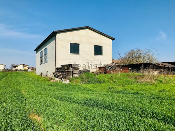 locale di sgombero in vendita a Castelnuovo del Garda in zona Cavalcaselle