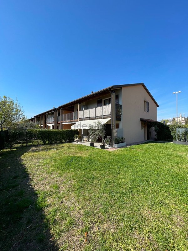 casa indipendente in vendita a Castelnuovo del Garda in zona Sandrà