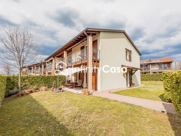casa indipendente in vendita a Castelnuovo del Garda in zona Sandrà