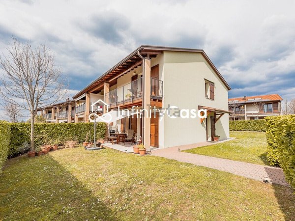 casa indipendente in vendita a Castelnuovo del Garda in zona Sandrà