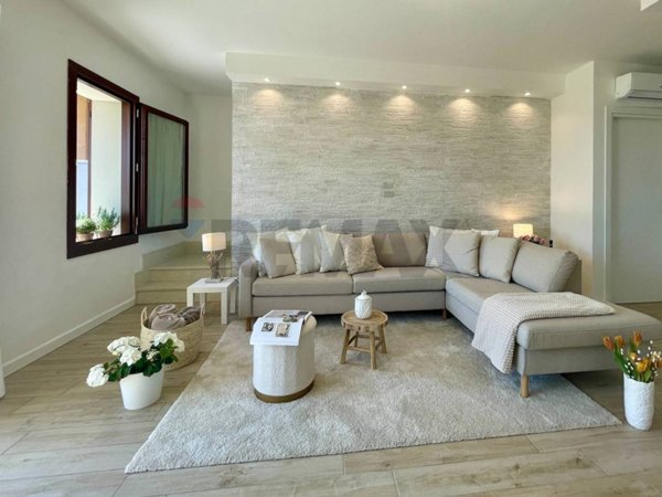 casa indipendente in vendita a Castelnuovo del Garda in zona Sandrà