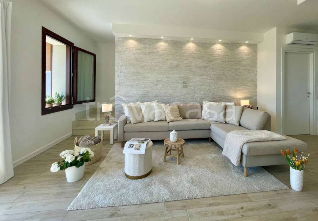 casa indipendente in vendita a Castelnuovo del Garda in zona Sandrà