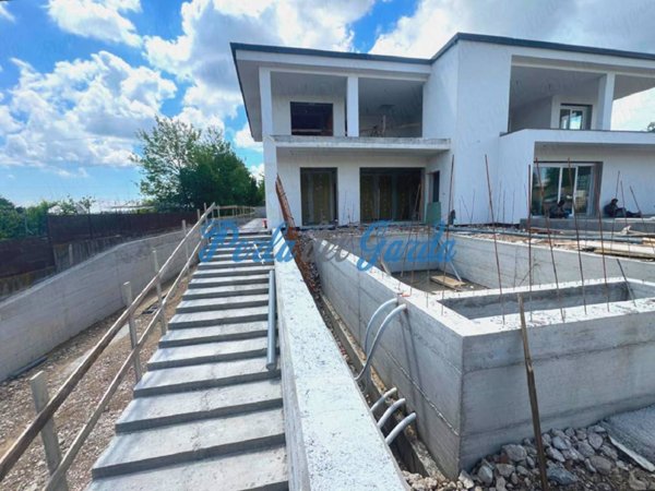 casa indipendente in vendita a Castelnuovo del Garda in zona Cavalcaselle