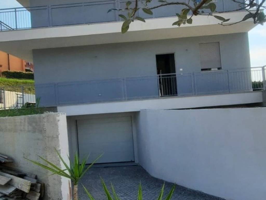 casa indipendente in vendita a Castelnuovo del Garda in zona Cavalcaselle