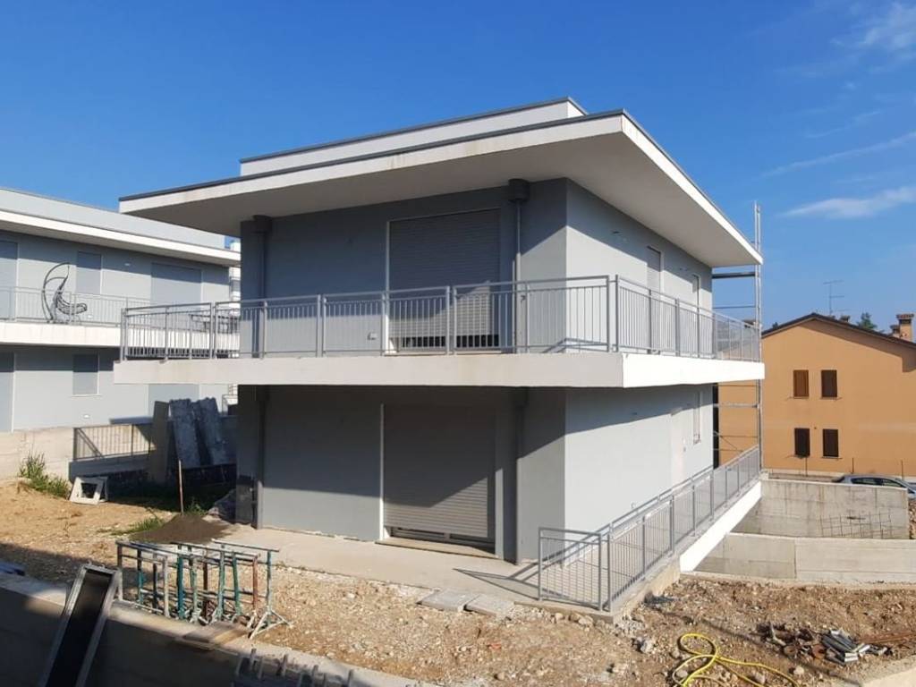 casa indipendente in vendita a Castelnuovo del Garda in zona Cavalcaselle