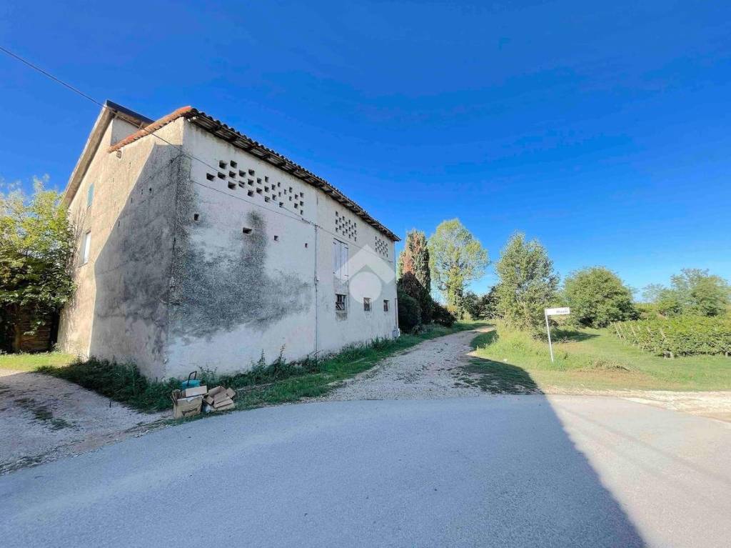 casa indipendente in vendita a Castelnuovo del Garda