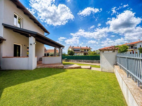 casa indipendente in vendita a Castelnuovo del Garda in zona Cavalcaselle
