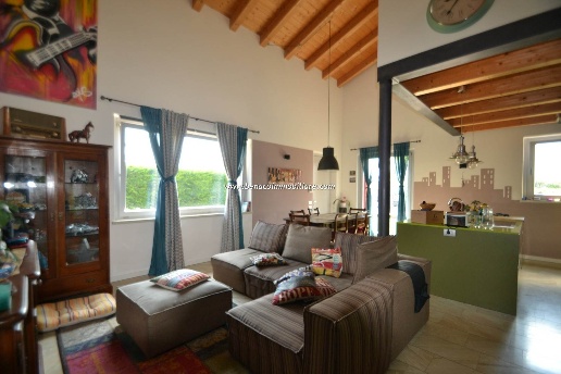 casa indipendente in vendita a Castelnuovo del Garda in zona Sandrà