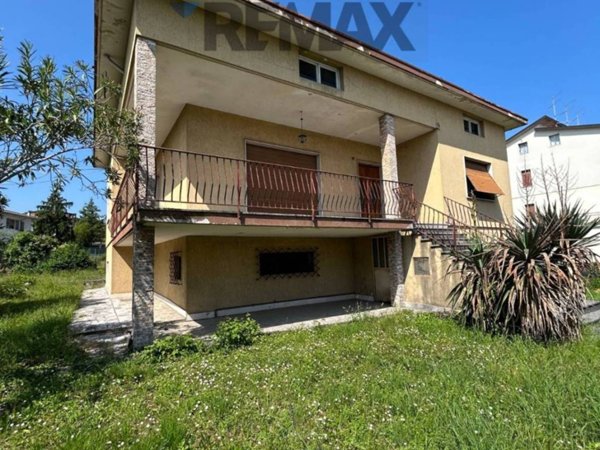 casa indipendente in vendita a Castelnuovo del Garda in zona Cavalcaselle
