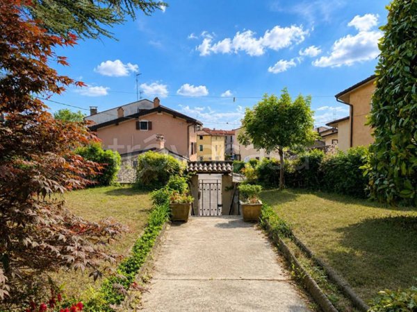 casa indipendente in vendita a Castelnuovo del Garda in zona Cavalcaselle