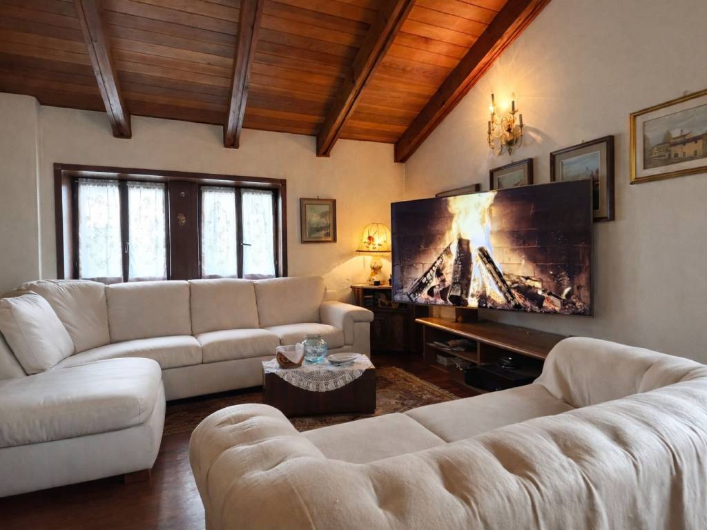 casa indipendente in vendita a Castelnuovo del Garda in zona Sandrà