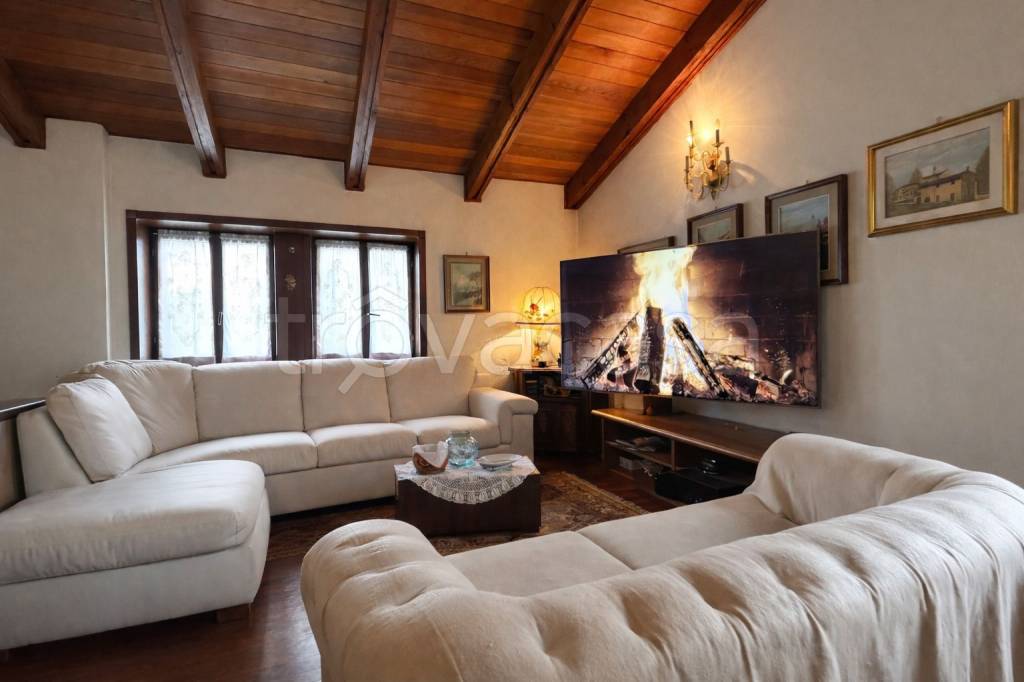 casa indipendente in vendita a Castelnuovo del Garda in zona Sandrà